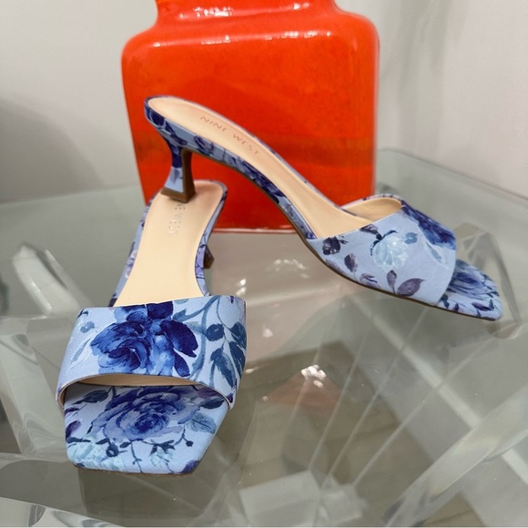 NEW Nine West Iinya Floral Slip On Kitten Heel SZ 8 Blue Retro - Picture 2 of 6